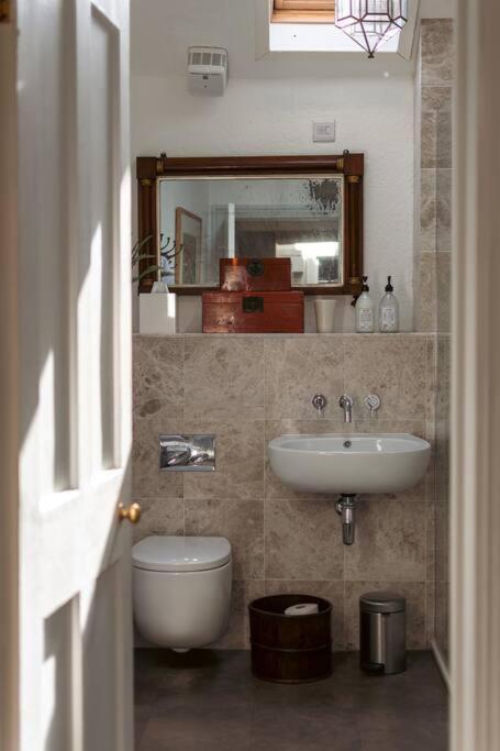 Sarah'S - A Townhouse Apartment In Georgian Holt Holt  Esterno foto